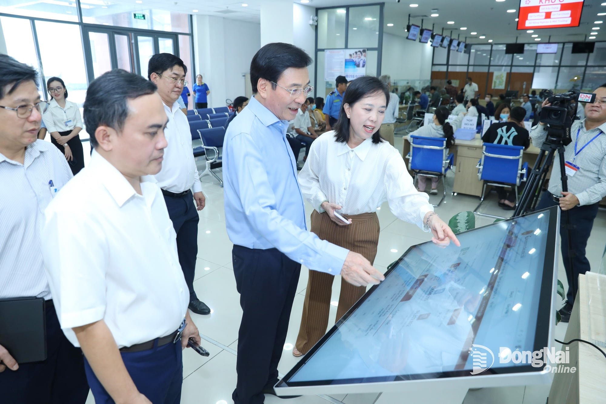 សមមិត្ត Tran Van Son សមាជិកគណៈកម្មាធិការមជ្ឈិមបក្ស រដ្ឋមន្ត្រី ប្រធានការិយាល័យរដ្ឋាភិបាល និងសមមិត្ត Le Truong Son សមាជិកគណៈកម្មាធិការអចិន្ត្រៃយ៍បក្សខេត្ត អនុប្រធានគណៈកម្មាធិការប្រជាជនខេត្ត Dong Nai បានទៅទស្សនាមជ្ឈមណ្ឌលសេវារដ្ឋបាលសាធារណៈខេត្ត។ រូបថត៖ ហូ ថាវ