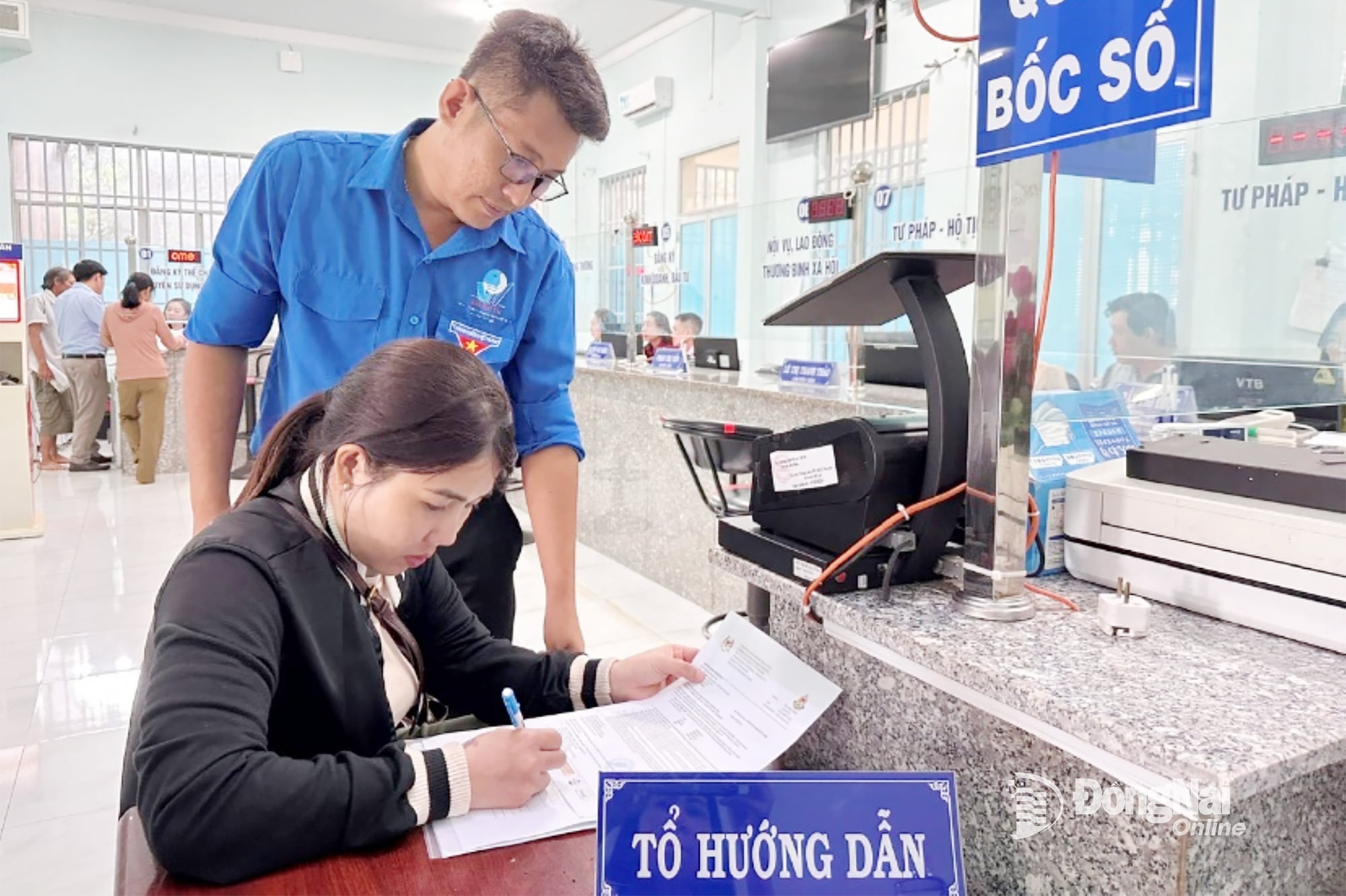 មនុស្ស  ត្រូវបានណែនាំ  ទៅ  អនុវត្ត  រដ្ឋបាល  នីតិវិធី  នៅ  នេះ។  សាធារណៈ  រដ្ឋបាល  សេវាកម្ម  មជ្ឈមណ្ឌល  នៃ  ធៀន  ហុង  ឃុំ។  រូបភាព៖ Thanh Nga