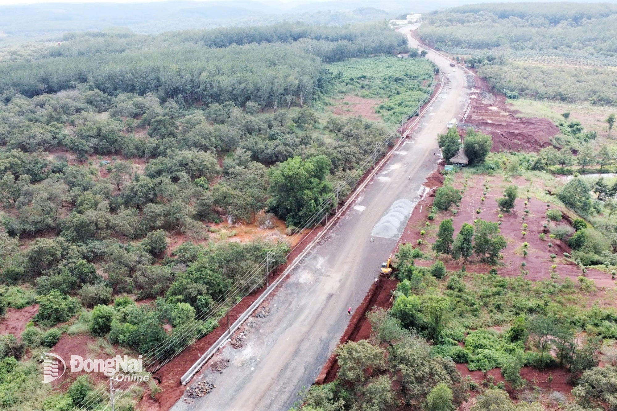 প্রাদেশিক সড়ক ৭৫৩-এর উন্নয়ন ও সম্প্রসারণ এবং তান লোই কমিউন (ডং নাই প্রদেশ) এর মধ্য দিয়ে মা দা সেতু নির্মাণের প্রকল্পটি নির্মাণাধীন। ছবি: ফাম তুং