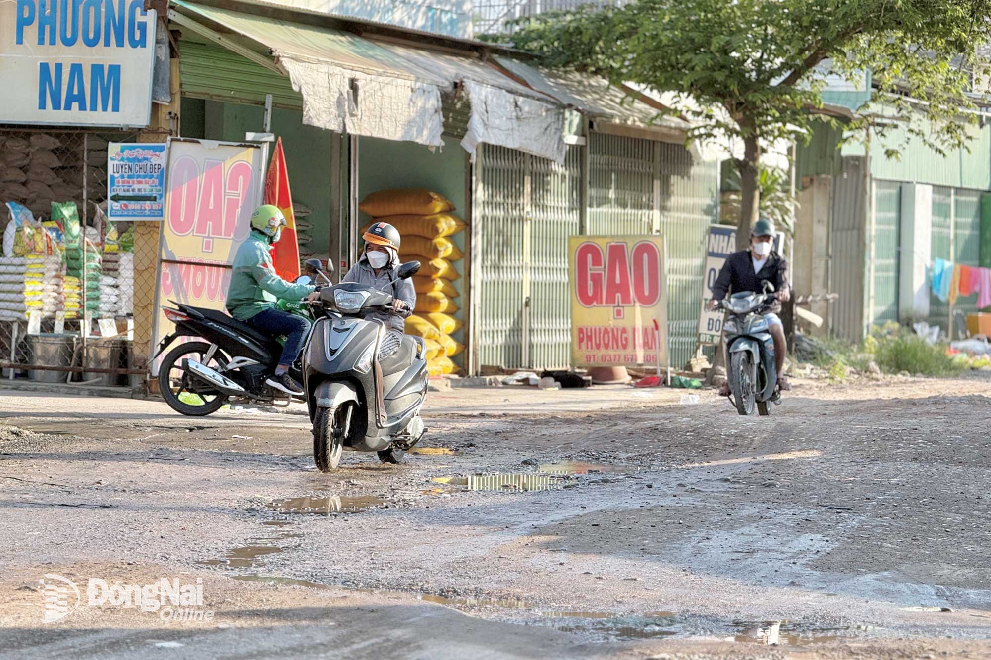 Nguyen Thai Hoc Street (Trang Dai Ward, Dong Nai Province) has been degraded for a long time, making it difficult for vehicles to move around. Photo: Dang Tung