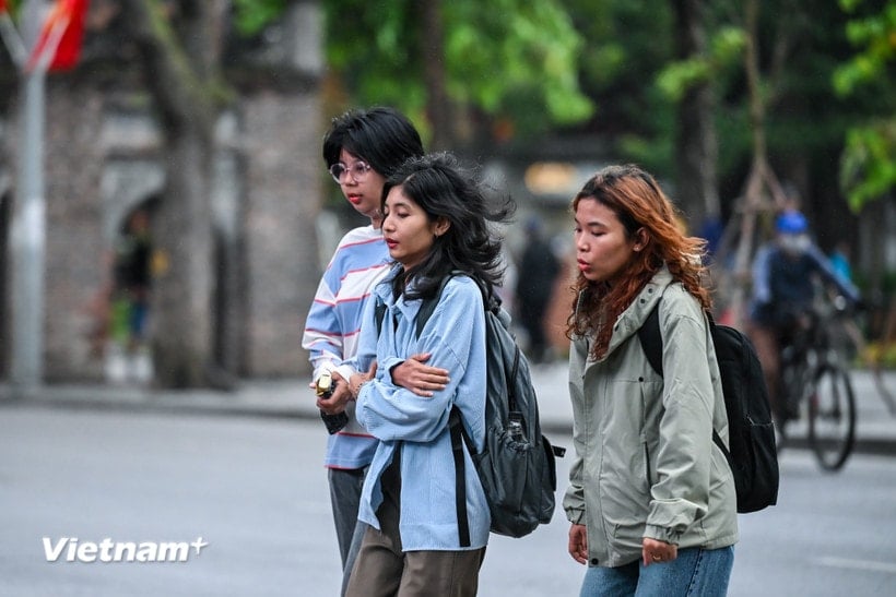 Turistas tremem de frio na manhã fria na capital. (Foto: Minh Son/Vietnam+)
