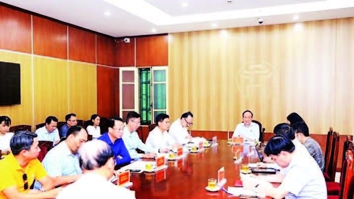 हनोई पीपुल्स काउंसिल के अध्यक्ष कॉमरेड गुयेन न्गोक तुआन ने नागरिकों का स्वागत किया। (फोटो: क्वोक तोआन)