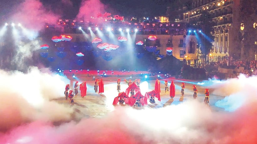 सा पा में बड़े पैमाने पर कला प्रदर्शन। (फोटो: लू माई)