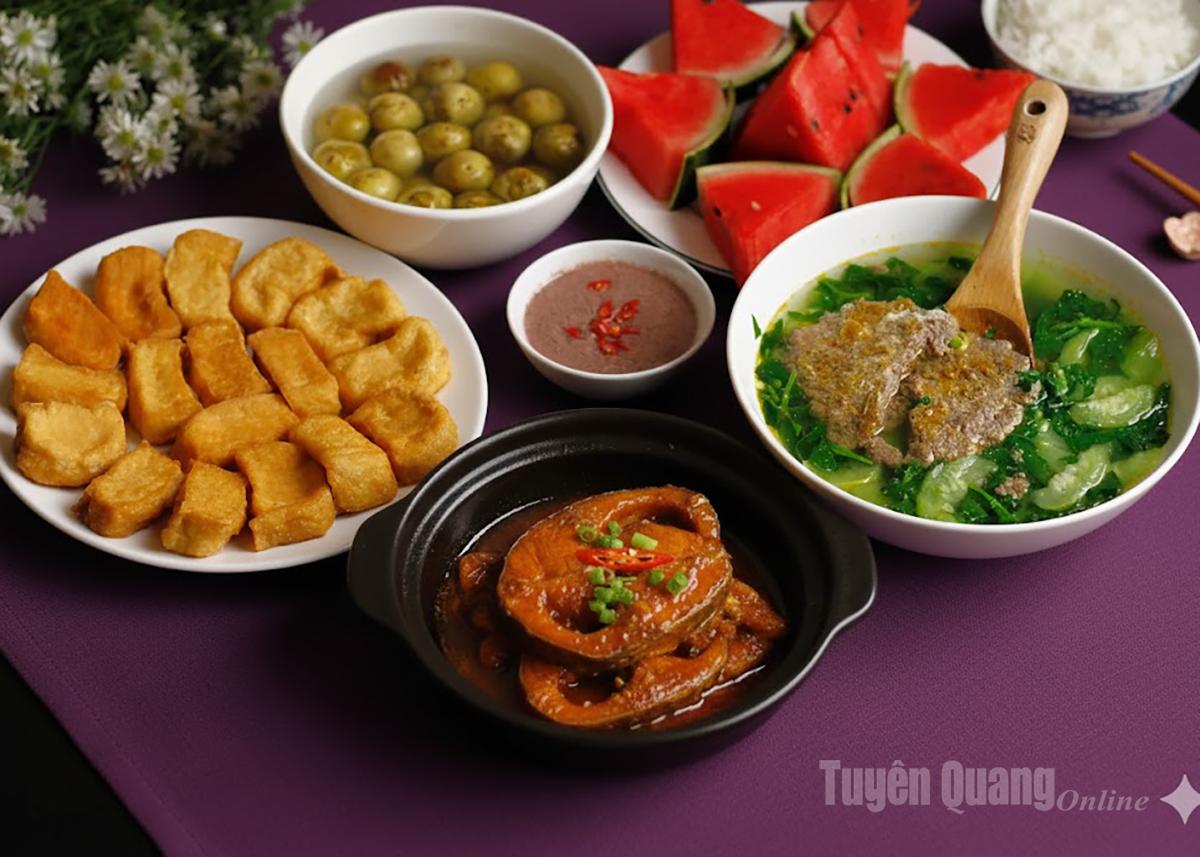 Γεύμα με ρουστίκ πιάτα.