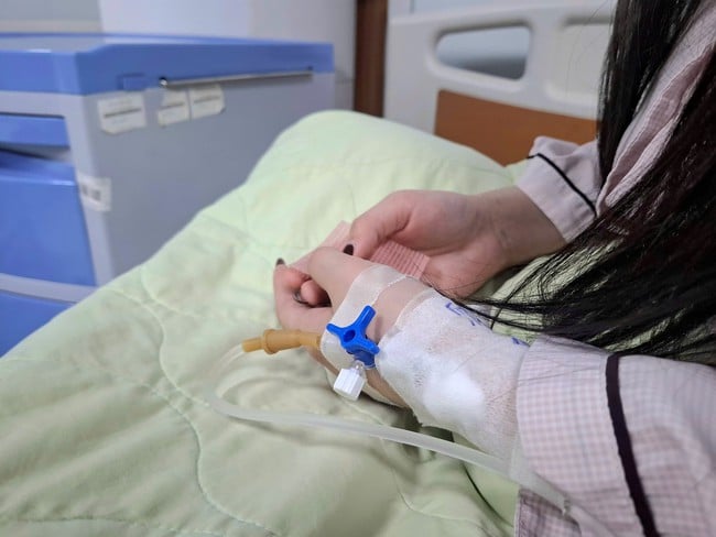 Thiếu nữ 23 tuổi bị liệt dần vì bóng cười, hít 12–15 giờ liền gia đình không hề biết- Ảnh 1.