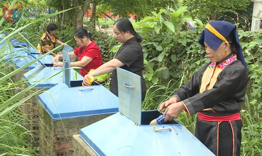 ປະຊາຊົນຕາແສງ ບ່າຈ່າງ ຈັດປະເພດສິ່ງເສດເຫຼືອ ແລະ ຮັກສາສຸຂະອະນາໄມສິ່ງແວດລ້ອມຢູ່ເຂດທີ່ຢູ່ອາໄສ.