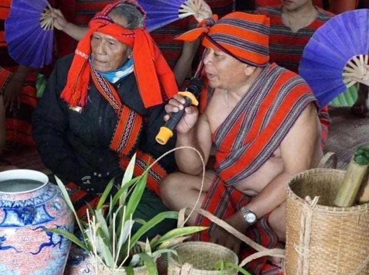 Le Tuan Mo, a falu elöljárója – nagyban hozzájárul az éhezés felszámolásához és a szegénység csökkentéséhez az A Luoi 3 község (Hue város) lakossága körében.