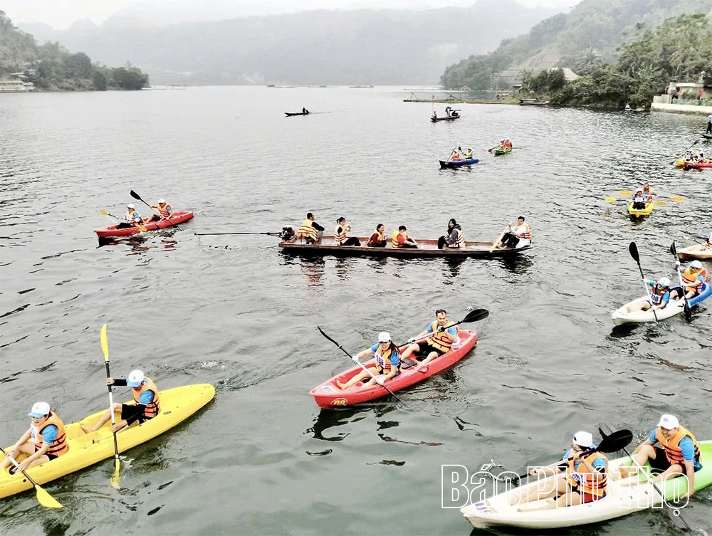 ທຽນ​ຟອງ - ເຂດ​ທະ​ເລ​ສາບ​ແມ່​ນ້ຳ​ດາ​ຕື່ນ​ຕົວ