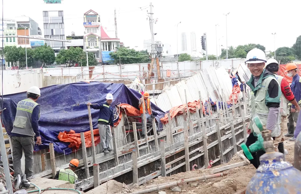 Byggenheten fortsätter med reparationer. Foto: XUAN QUYNH