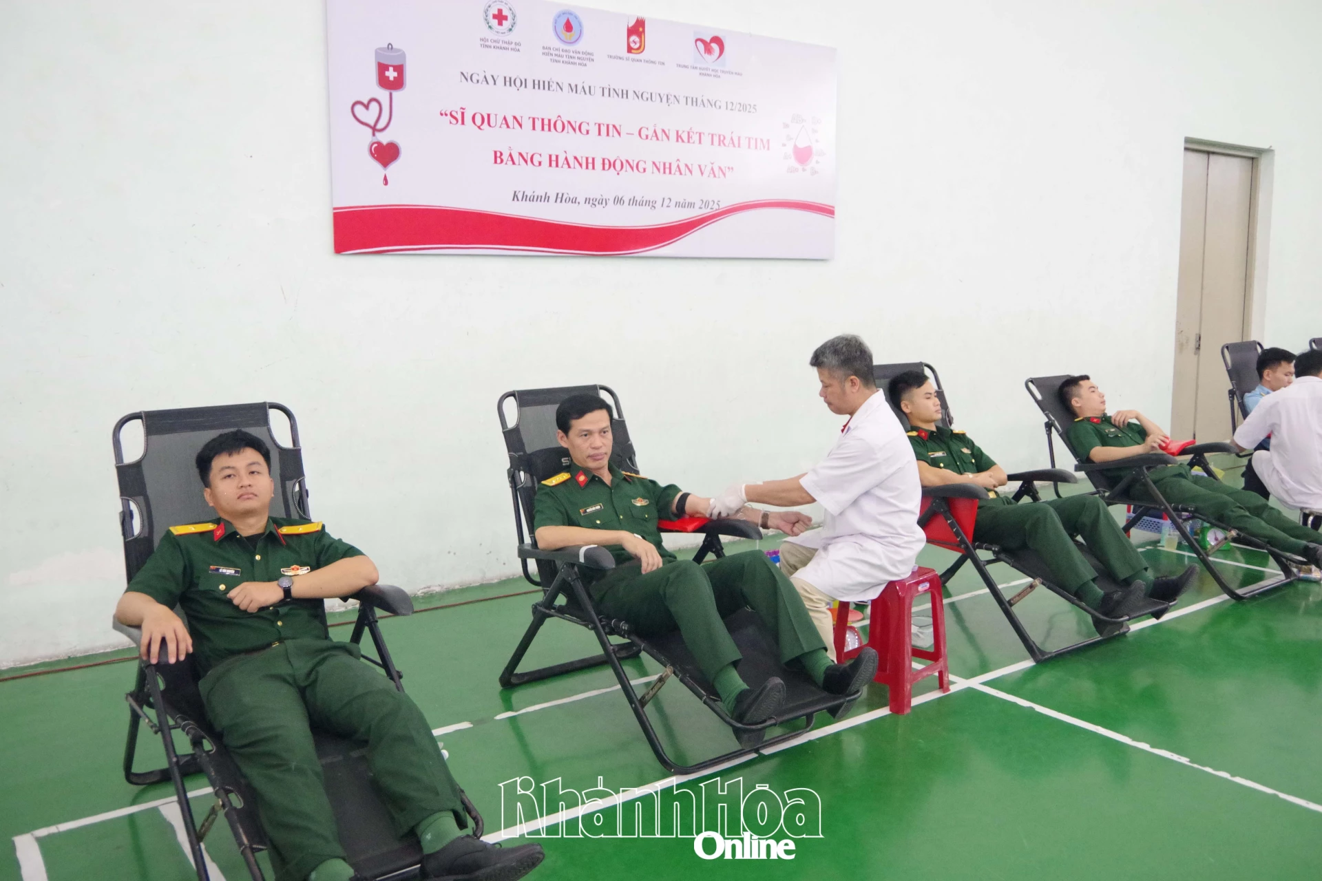 The school principal and staff participated in voluntary blood donation.