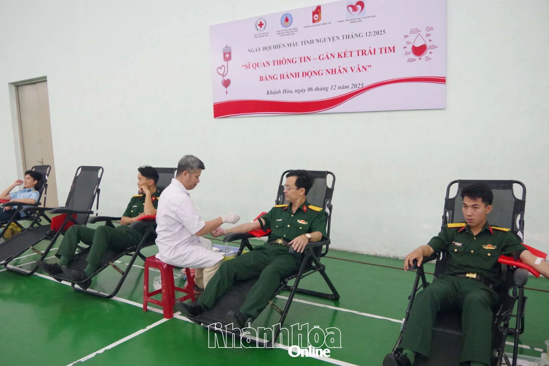 Staff, lecturers and students participate in blood donation.