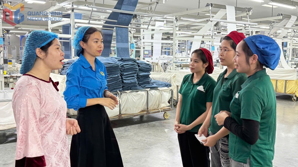 Руководители профсоюза коммуны Куангха и профсоюза компании Dai Dong Vietnam Company Limited побеседовали с рабочими.