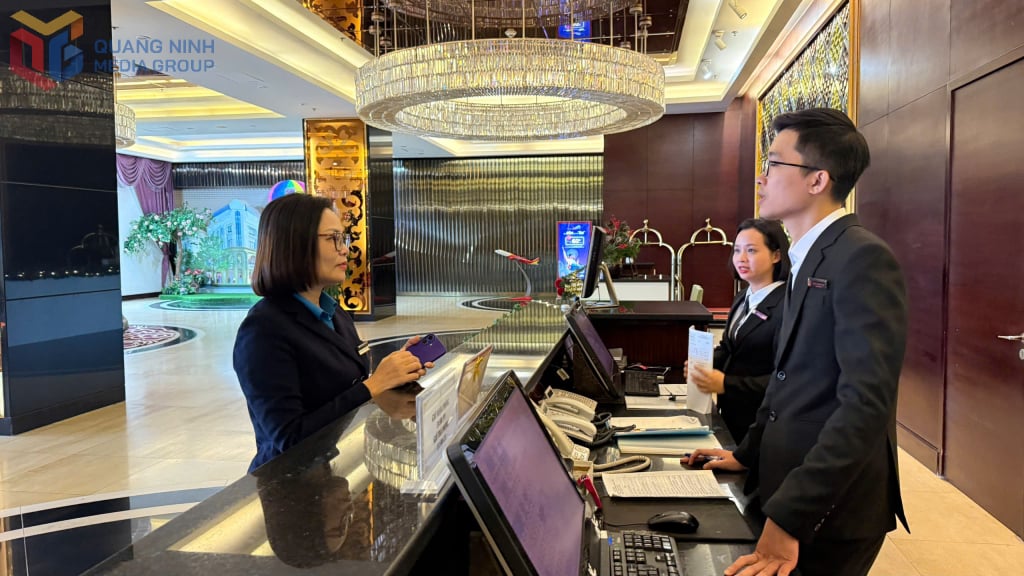 Г-жа Тран Ту Ха (слева), председатель профсоюза Royal International Corporation, говорит и понимает чувства рабочих.