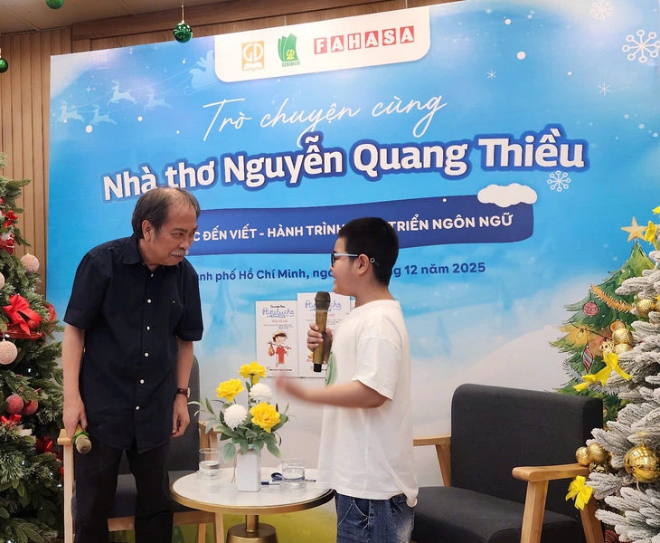 Voorzitter van de Vietnamese Schrijversvereniging deelt manieren om kinderen te helpen van lezen te houden - Foto 1. Chủ tịch Hội Nhà văn Việt Nam chia sẻ cách tạo thói quen đọc sách cho trẻ - Ảnh 1.