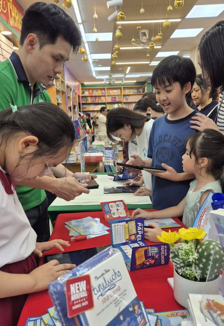 Voorzitter van de Vietnamese Schrijversvereniging deelt manieren om kinderen te helpen van lezen te houden - Foto 2. đọc sách - Ảnh 2.