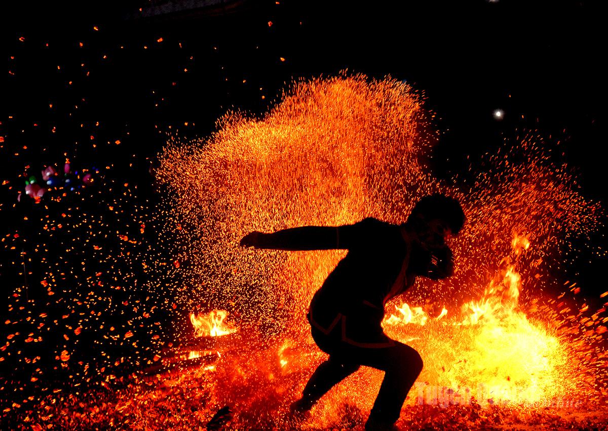 Băieții dansează Pa Apoi foc sub cărbunii aprinși.