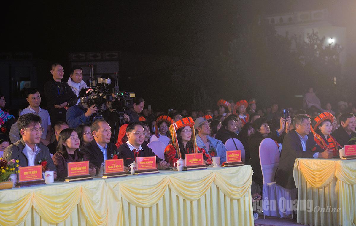 Delegați care participă la Festivalul Dansului Focului Pa Then, comuna Tan Trinh, în 2025.