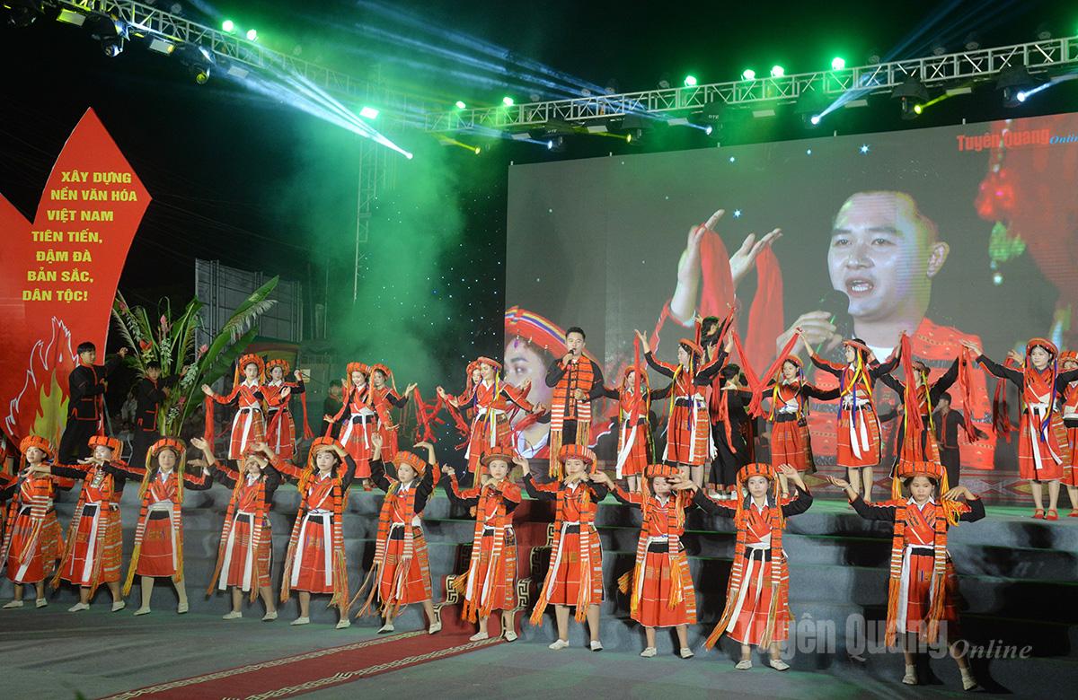 Spectacol special la Festivalul Dansului Focului al oamenilor din Pa Then