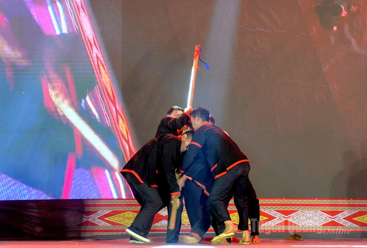 Ceremonia unică de tras cu pistilul a locuitorilor Pa Then, comuna Tan Trinh.