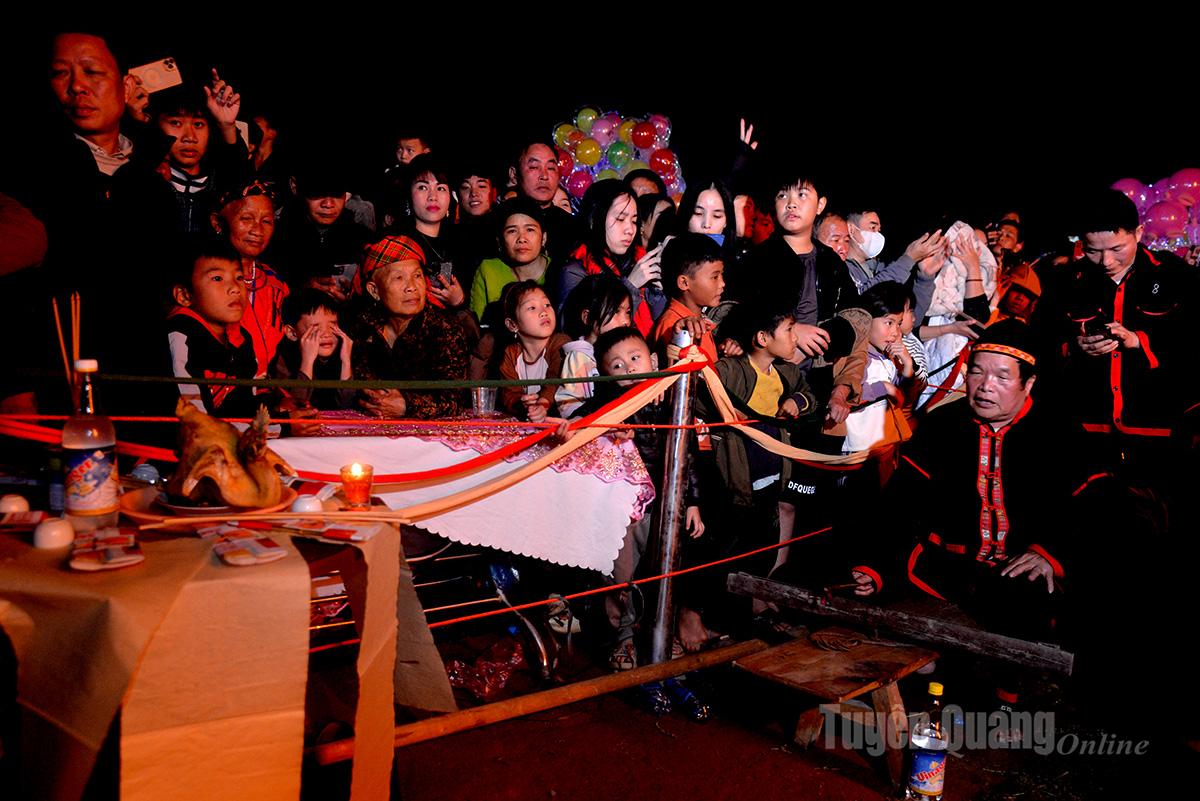 Șamanul îndeplinește un ritual pentru a-l chema pe zeul focului.