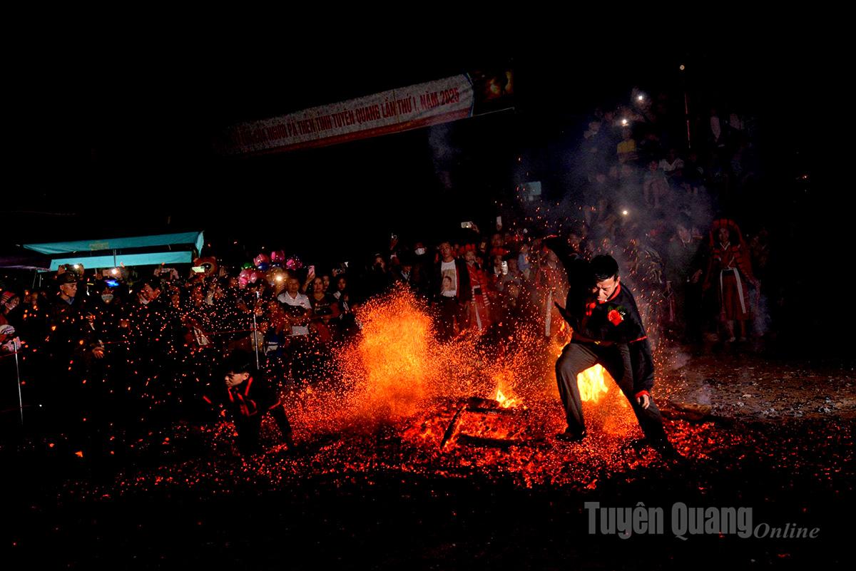 Festivalul dansului focului este un ritual indispensabil în viața spirituală a poporului Pa Then.