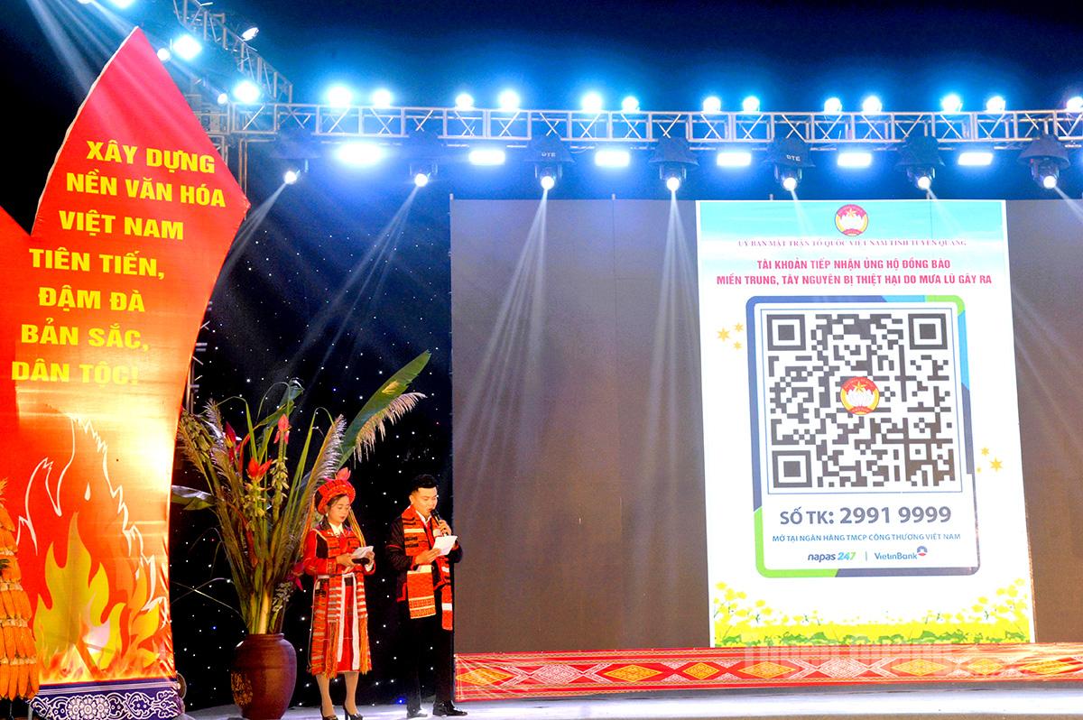 La Festivalul Dansului Focului Pa Then, delegați, oameni și turiști au donat pentru a sprijini populația din Vietnamul Central în timpul recentelor dezastre naturale și inundații.