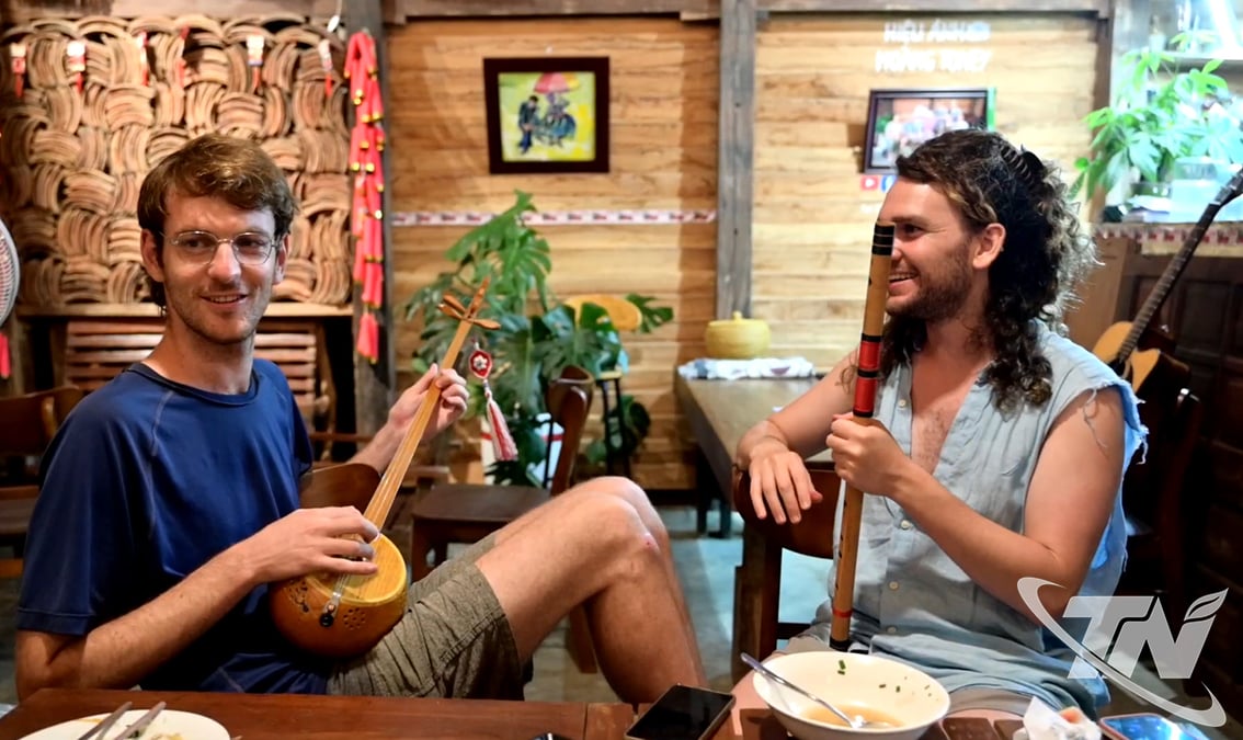 Turyści mogą tu nauczyć się grać na instrumencie đàn tính i kupić go jako pamiątkę dla znajomych.