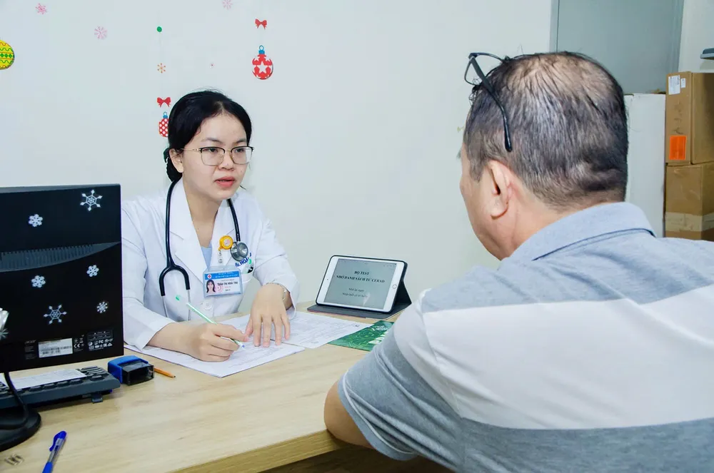 Los médicos del Hospital An Binh están examinando a un paciente con demencia.