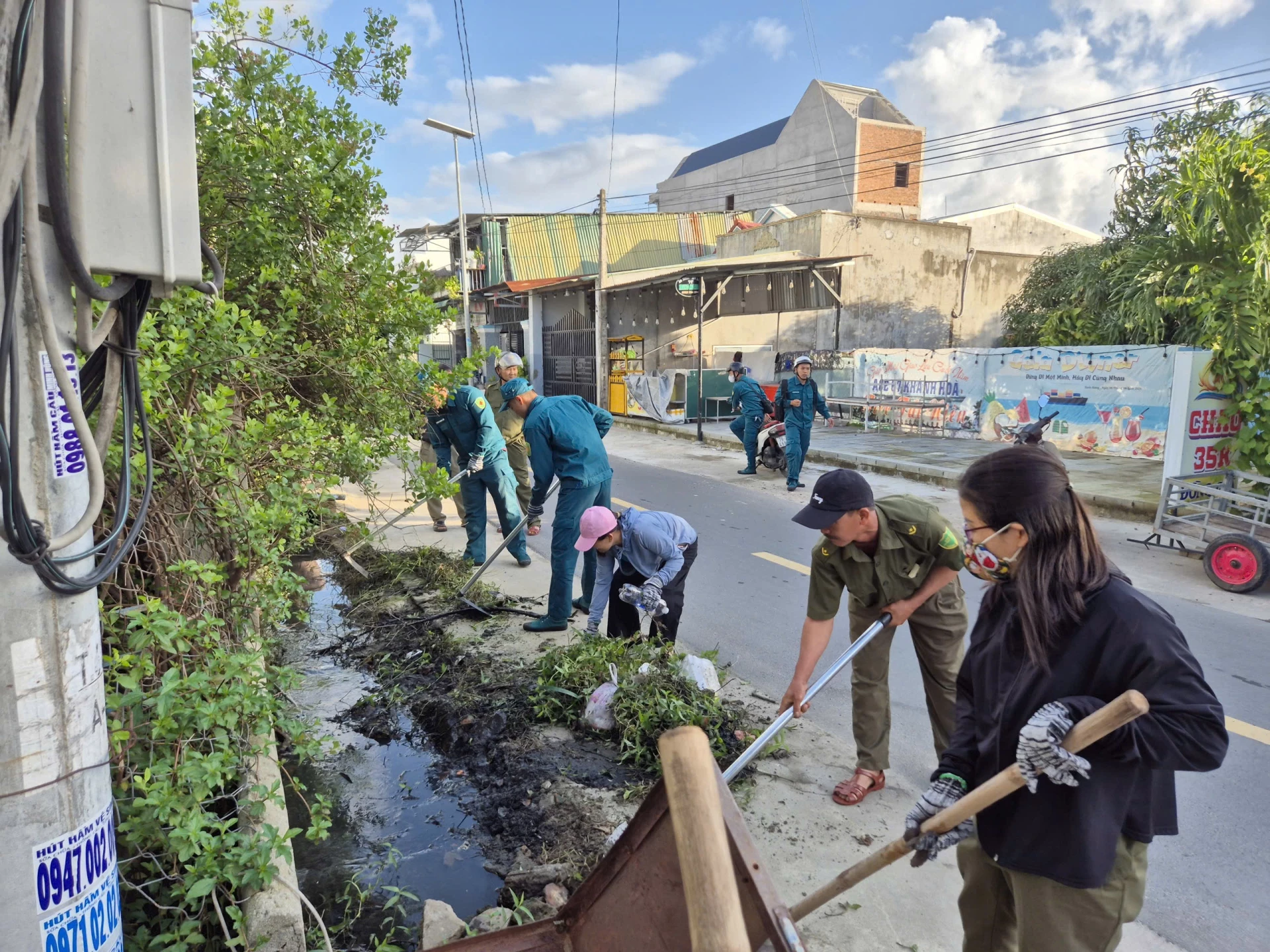 ກໍາລັງ​ເຂົ້າ​ຮ່ວມ​ການ​ທໍາ​ຄວາມ​ສະ​ອາດ ​ແລະ ​ເກັບ​ກູ້​ຮ່ອງລະບາຍ​ນ້ຳ