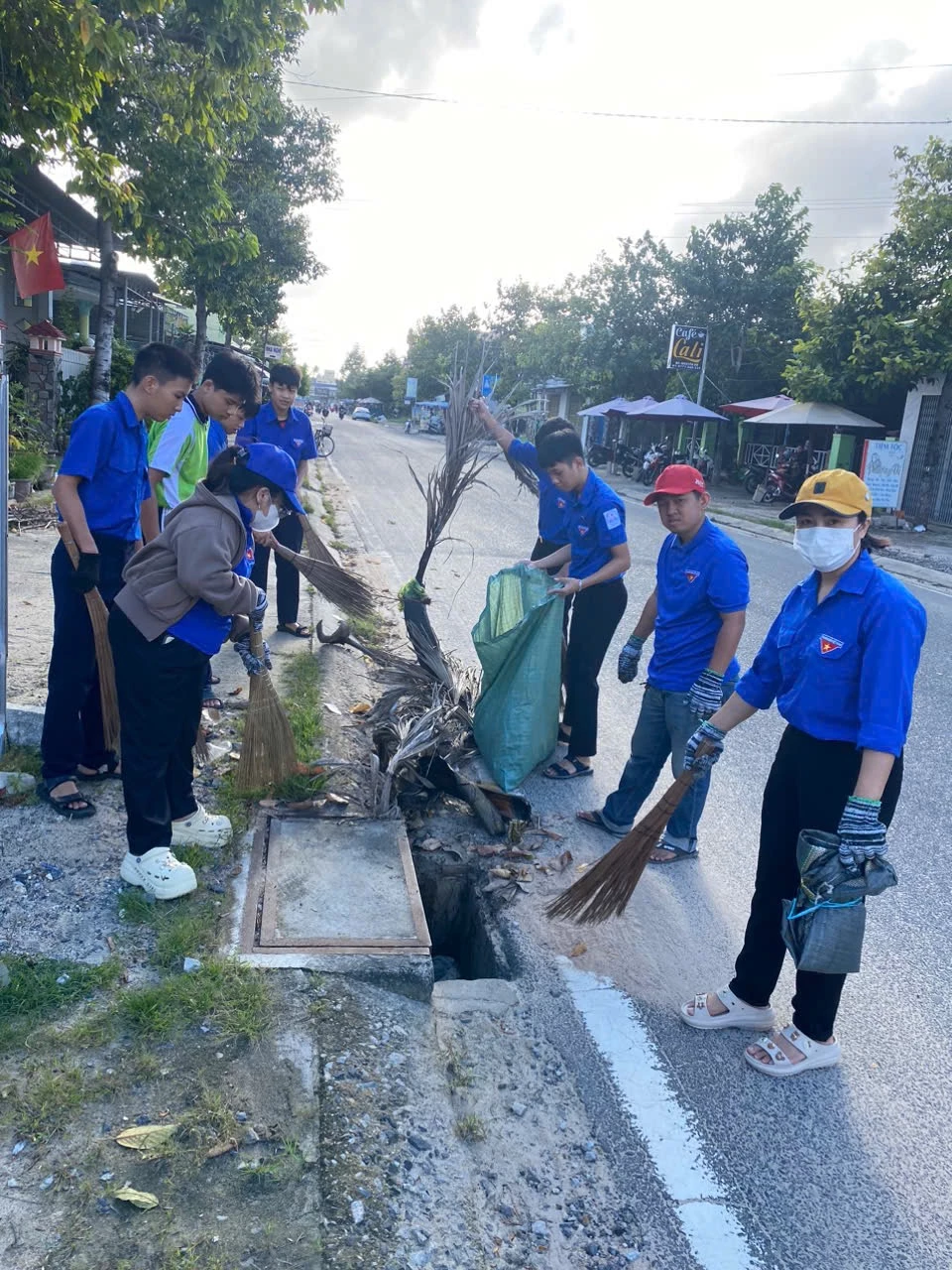 ສະມາຊິກສະຫະພັນຊາວໜຸ່ມເຂົ້າຮ່ວມທໍາຄວາມສະອາດ