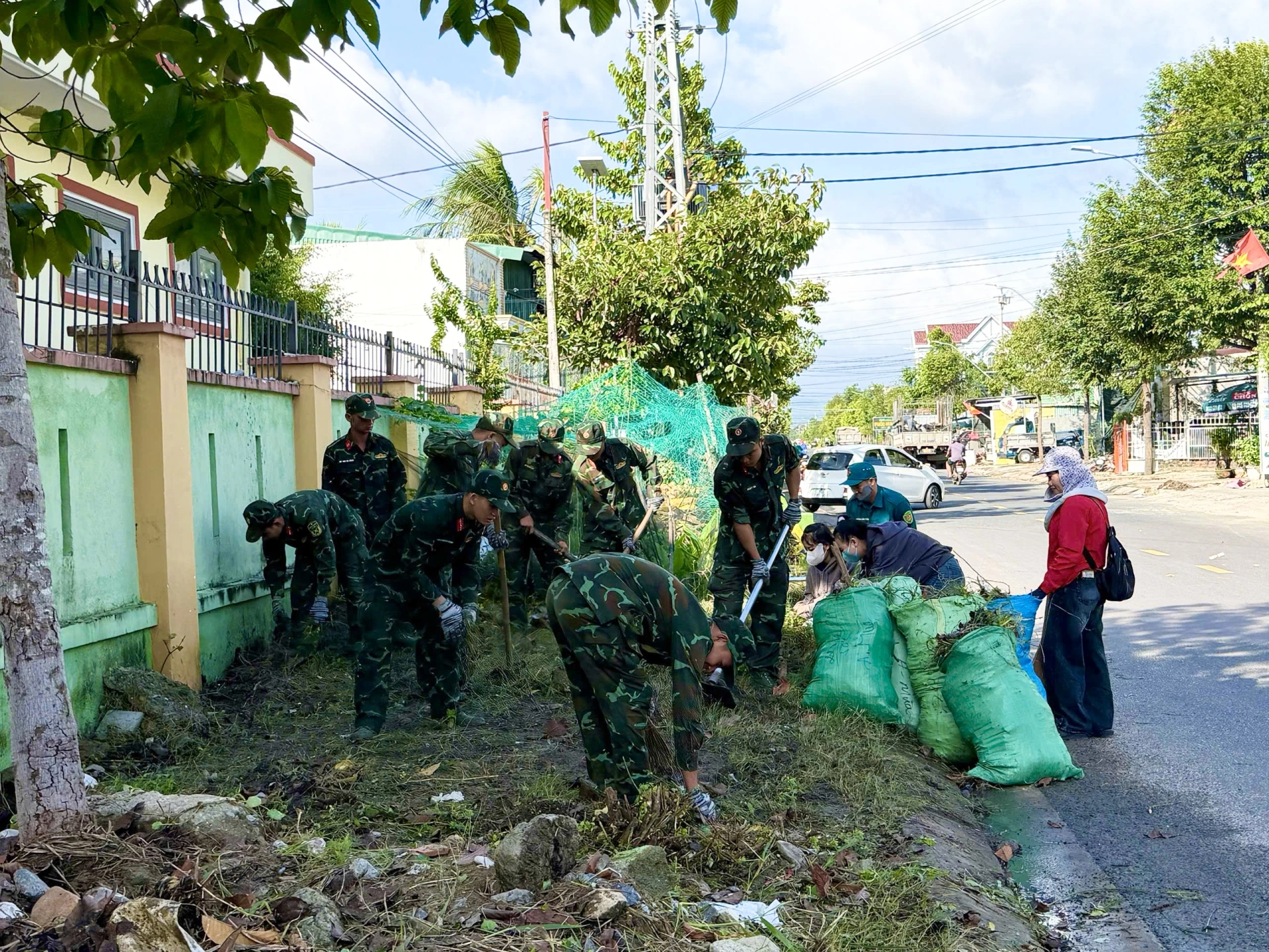 ກໍາລັງທະຫານເຂົ້າຮ່ວມທໍາຄວາມສະອາດ
