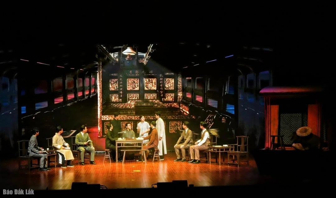 Delegater ser på Red Boat-opptredenen på forumet.