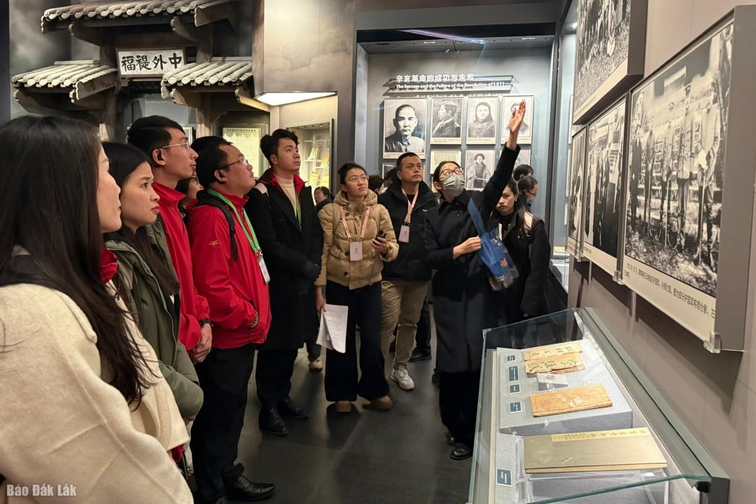 Vietnamesiske ungdomsdelegater besøker og lærer om levningene fra Kinas kommunistiske partis første nasjonalkongress.