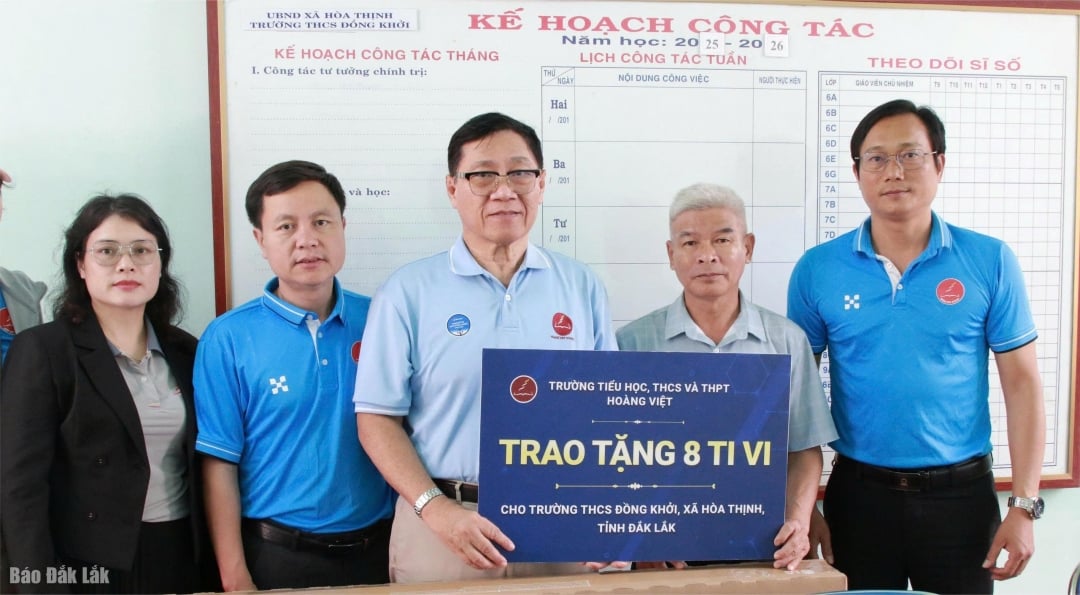 តំណាងសាលាបឋមសិក្សា អនុវិទ្យាល័យ និងវិទ្យាល័យ Hoang Viet (Tan An Ward)