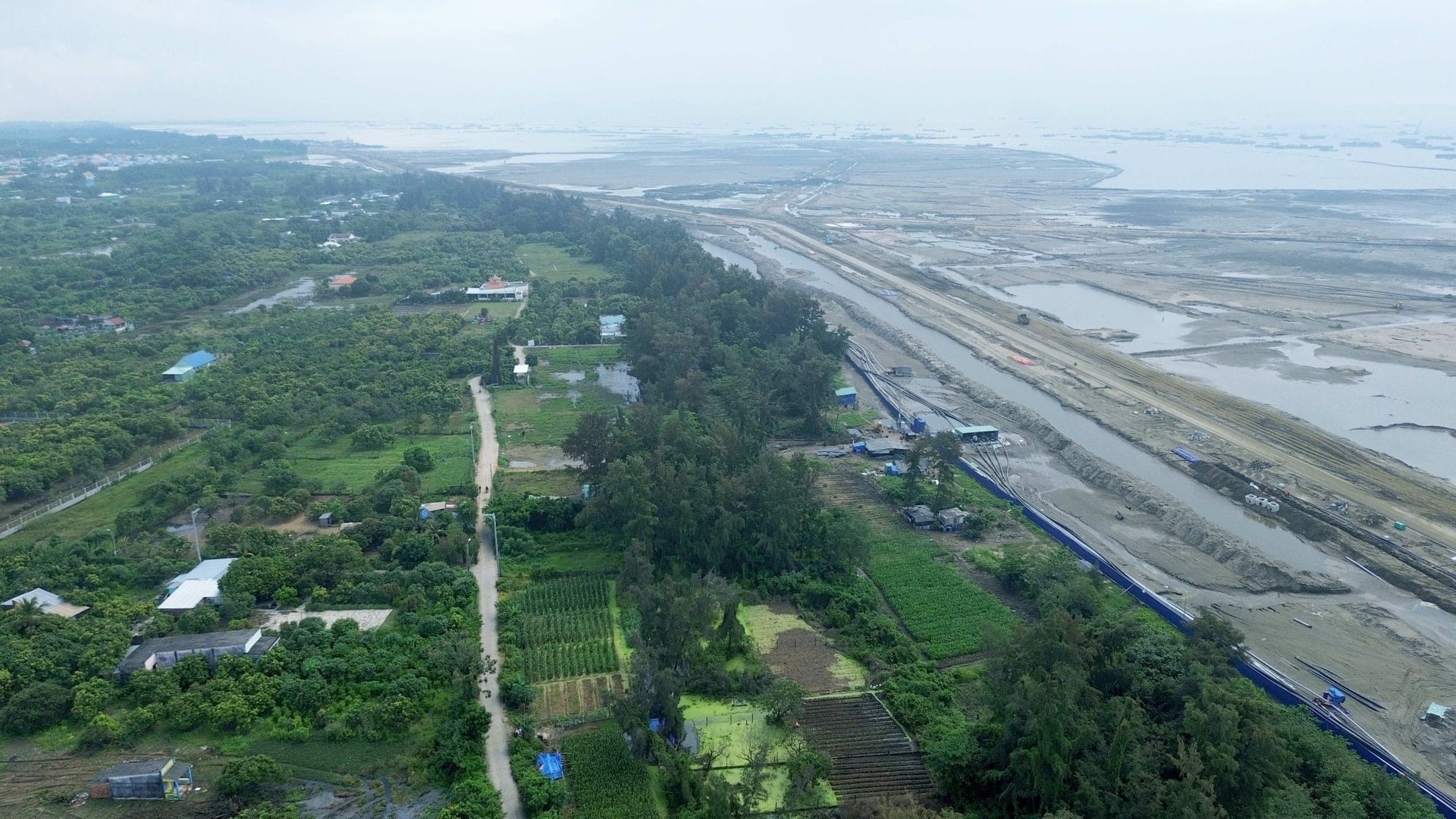 Sebahagian daripada kawasan bandar pantai Can Gio sedang dalam proses pembinaan infrastruktur.