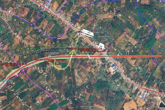 Titik permulaan lebuh raya Gia Nghia - Chon Thanh, persimpangan dengan jalan Ho Chi Minh di komune Kien Duc.