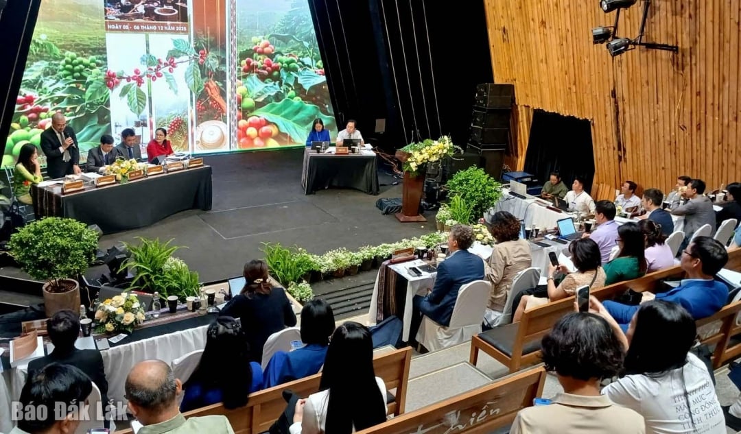 Scéna z mezinárodní vědecké konference, která se zabývá hodnotovým řetězcem globálního kávového průmyslu
