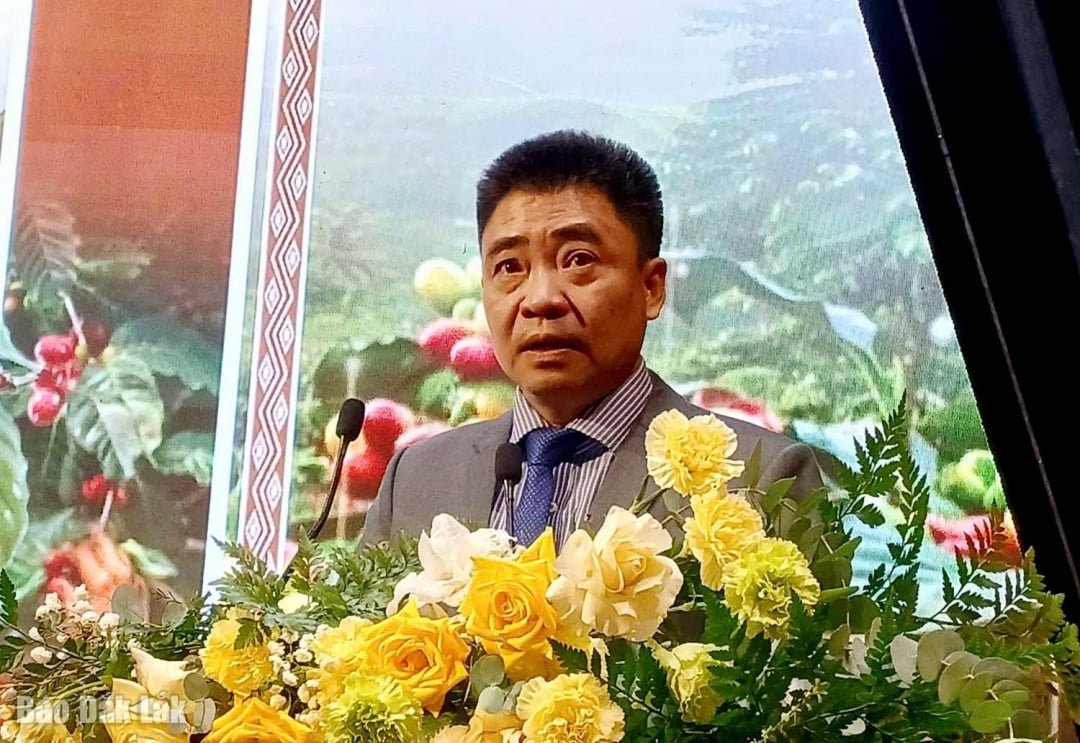 Na konferenci přednesl úvodní projev docent Dr. Lam Nhan, ředitel Kulturní univerzity v Ho Či Minově Městě.