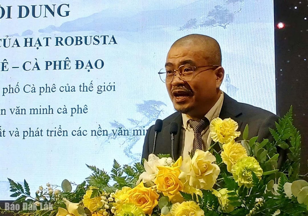 Pan Duong Hai Dang, asistent předsedy představenstva společnosti Trung Nguyen Legend Group, přednesl projev na téma Od probuzení robusty ke kávovému životnímu stylu - Kávová etika