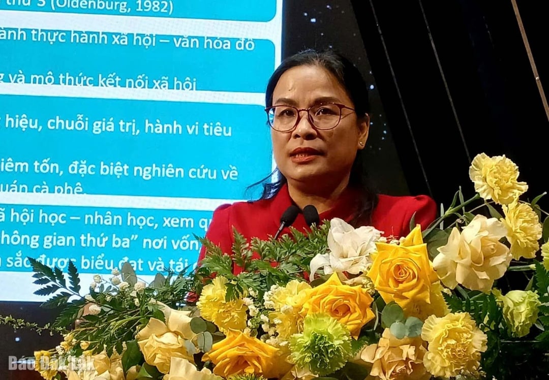 Na konferenci přednesl projev prof. Dr. Ngo Thi Phuong Lan, rektor Univerzity sociálních a humanitních věd v Ho Či Minově městě.