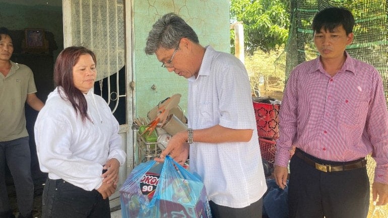 ថ្នាក់ដឹកនាំខេត្តចុះសួរសុខទុក្ខ និងចែកអំណោយជូនប្រជាពលរដ្ឋឃុំ Bac Binh។ img-8531-2-337.jpg