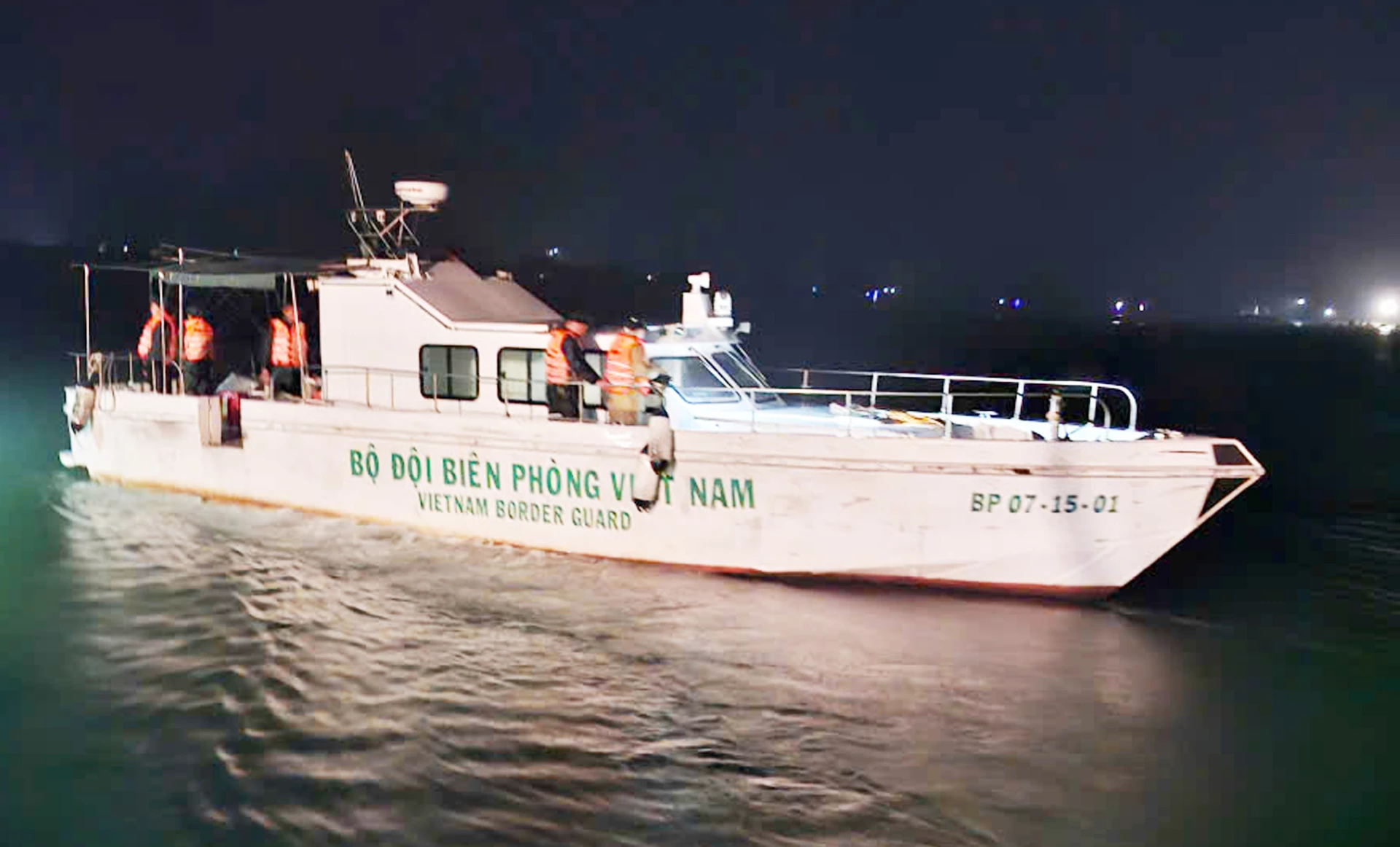 เรือ MS BP.07-15-01 กองร้อยรักษาชายแดนที่ 1 ปฏิบัติภารกิจค้นหาและกู้ภัยในเวลากลางคืน - ภาพโดย : H.N