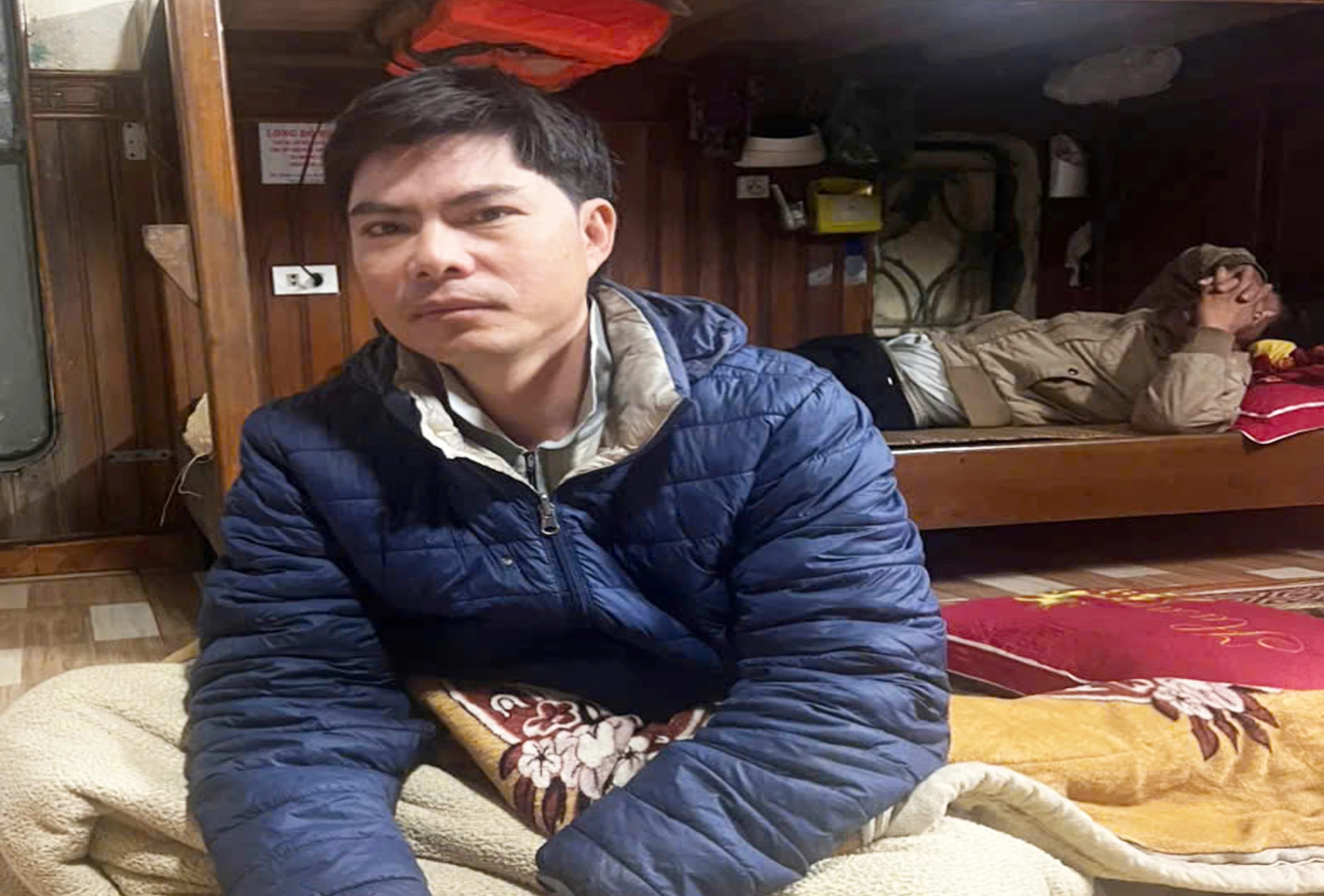 ชาวประมงเหงียนวันเญินได้รับการช่วยเหลือโดยเรือขนส่ง Khanh Minh 09 ขณะลอยเคว้งอยู่กลางทะเล - ภาพโดย: H.N