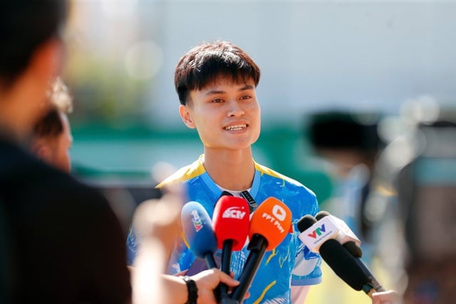 លោក Minh Phuc បានអះអាងថា U.23 វៀតណាមនឹងកែសម្រួលគោលបំណងរបស់ខ្លួន ដើម្បីយកឈ្នះ U.23 ម៉ាឡេស៊ី - រូបថត ១. Minh Phúc khẳng định U.23 Việt Nam sẽ chỉnh thước ngắm để đánh bại U.23 Malaysia- Ảnh 1.