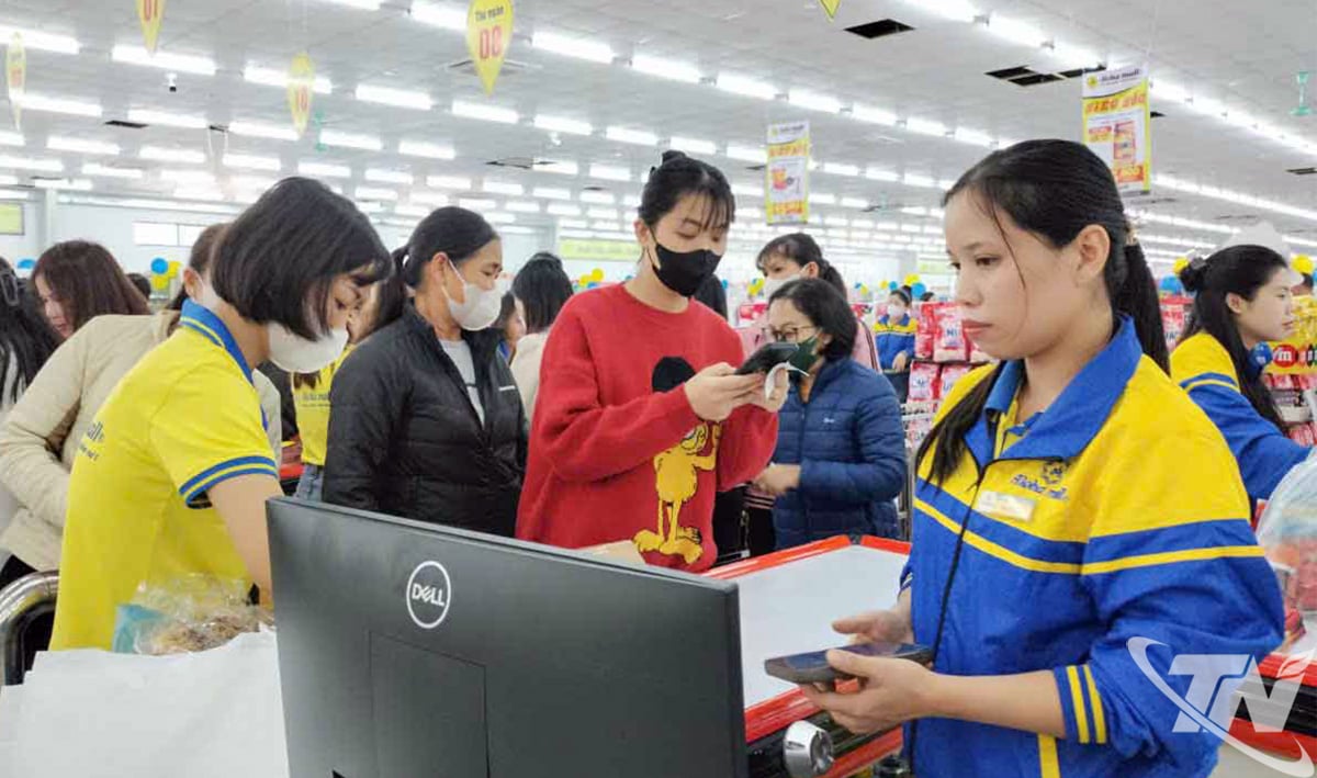 មនុស្សដើរទិញឥវ៉ាន់នៅផ្សារទំនើប Aloha Mall Phu Luong