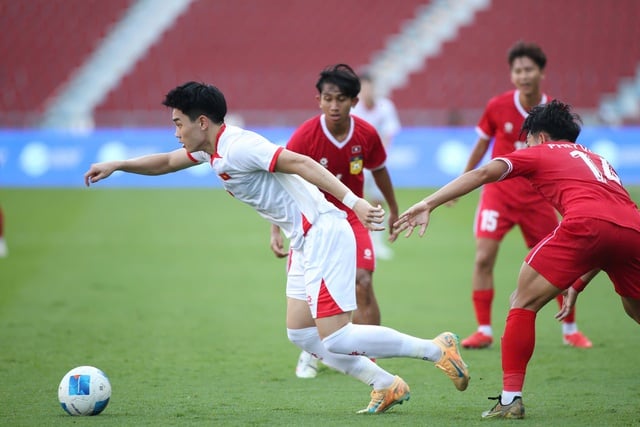 Koran Indonesia tiba-tiba khawatir tim tuan rumah akan tersingkir lebih awal, menciptakan peluang besar bagi U.23 Vietnam - Foto 1. Báo Indonesia bất ngờ lo đội nhà sớm bị loại, tạo cơ hội lớn cho U.23 Việt Nam- Ảnh 1.