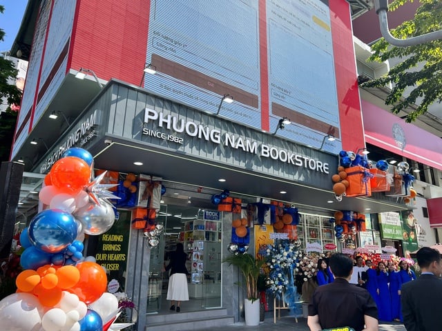 Впервые в Хошимине появился «неспящий» книжный магазин на пешеходной улице Нгуен Хюэ - Фото 1. TP.HCM lần đầu có nhà sách 'không ngủ' trên phố đi bộ Nguyễn Huệ- Ảnh 1.
