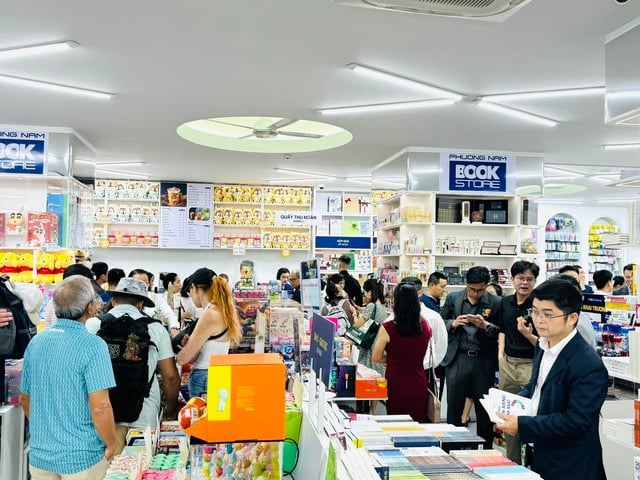 Впервые в Хошимине появился «неспящий» книжный магазин на пешеходной улице Нгуен Хюэ - Фото 2. TP.HCM lần đầu có nhà sách 'không ngủ' trên phố đi bộ Nguyễn Huệ- Ảnh 2.