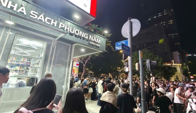 Впервые в Хошимине появился «неспящий» книжный магазин на пешеходной улице Нгуен Хюэ - Фото 3. TP.HCM lần đầu có nhà sách 'không ngủ' trên phố đi bộ Nguyễn Huệ- Ảnh 3.