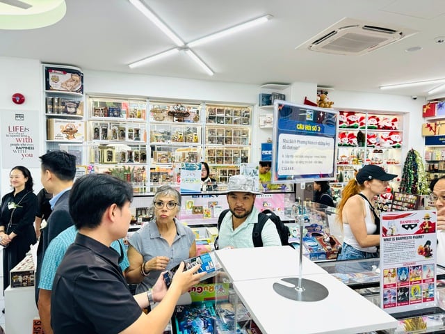 Впервые в Хошимине появился «неспящий» книжный магазин на пешеходной улице Нгуен Хюэ - Фото 4. TP.HCM lần đầu có nhà sách 'không ngủ' trên phố đi bộ Nguyễn Huệ- Ảnh 4.